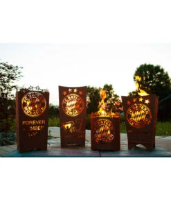 Ferrum FCB Feuerkorb Mia San Mia, Eckig, Rost, Ca. B40/H70/T40 Cm 9 Ferrum FCB Feuerkorb Mia San Mia, Eckig, Rost, Ca. B40/H70/T40 Cm -Gartenbedarf Geschäft 3161965 3161981 3162005 3162047 WE MO 005 FeuerkorbFeuerstelleFanFCBayernFCB